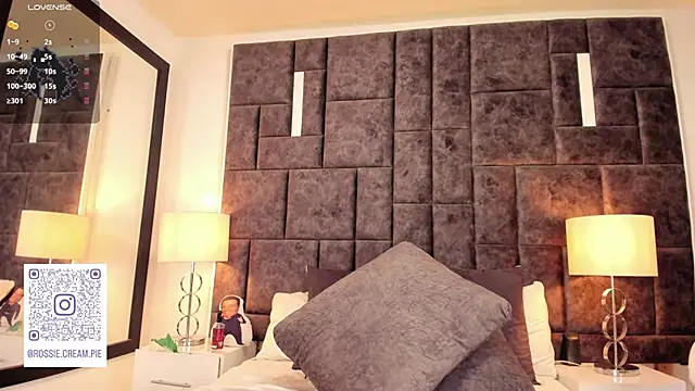 Snapshot of Petit-Rosse chatting on March 6, 5:46 am Petit-Rosse online show from March 6, 5:46 am