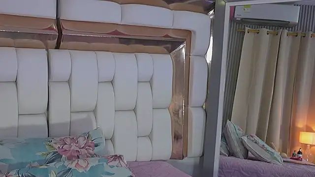 kinkylittlegirll online show from April 22, 2:47 am