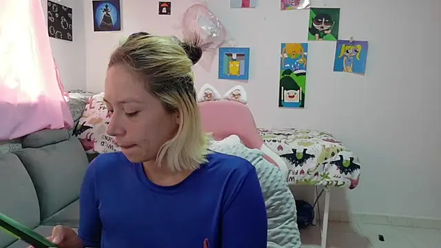 MommyMiaWs online show from April 22, 3:57 pm