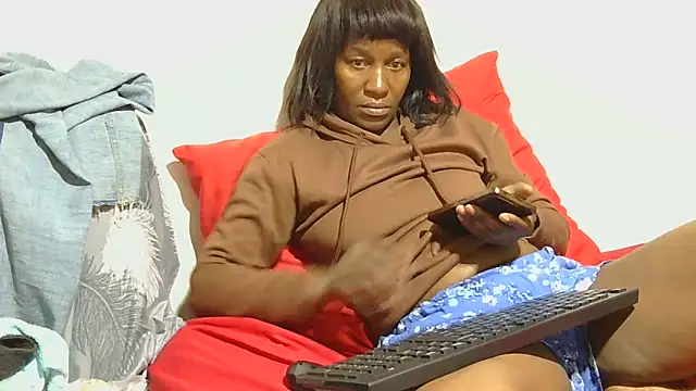 Snapshot of sluttylaura21 chatting on November 22, 5:12 pm sluttylaura21 online show from November 22, 5:12 pm