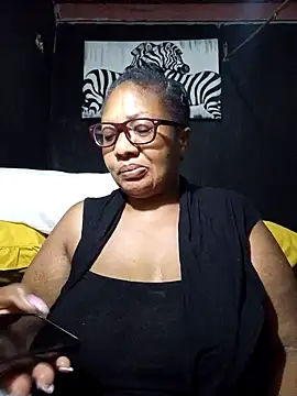 Snapshot of YELLOW_BONE chatting on January 17, 1:15 am YELLOW BONE online show from January 17, 1:15 am