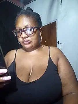 Snapshot of YELLOW_BONE chatting on January 22, 1:10 am YELLOW BONE online show from January 22, 1:10 am