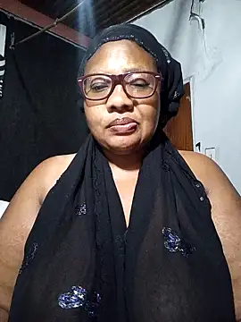 Snapshot of YELLOW_BONE chatting on January 30, 1:22 am YELLOW BONE online show from January 30, 1:22 am