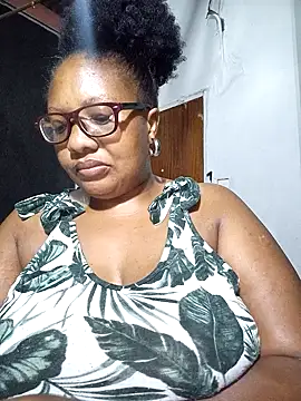 Snapshot of YELLOW_BONE chatting on February 10, 1:14 am YELLOW BONE online show from February 10, 1:14 am