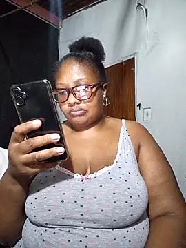 Snapshot of YELLOW_BONE chatting on February 15, 2:58 am YELLOW BONE online show from February 15, 2:58 am