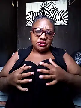 Snapshot of YELLOW_BONE chatting on February 28, 8:42 am YELLOW BONE online show from February 28, 8:42 am