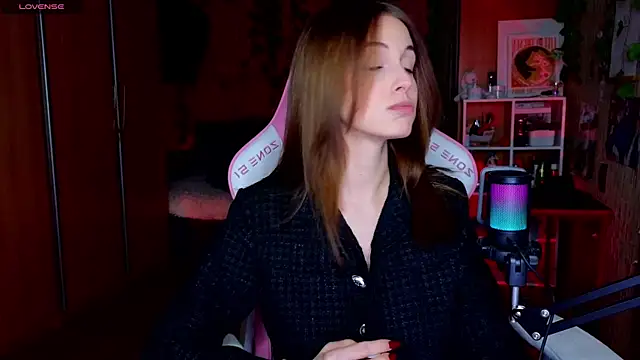 EdelineMaher online show from December 21, 1:53 pm