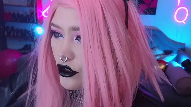 Snapshot of wickedxqueen chatting on December 14, 11:01 pm wickedxqueen online show from December 14, 11:01 pm