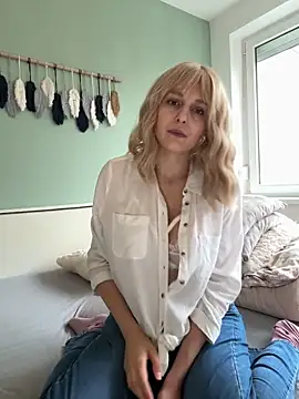 Snapshot of LaurenSommer chatting on November 12, 8:48 am LaurenSommer online show from November 12, 8:48 am