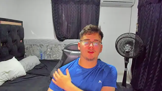 Snapshot of TylerMiuller chatting on December 15, 10:25 pm TylerMiuller online show from December 15, 10:25 pm