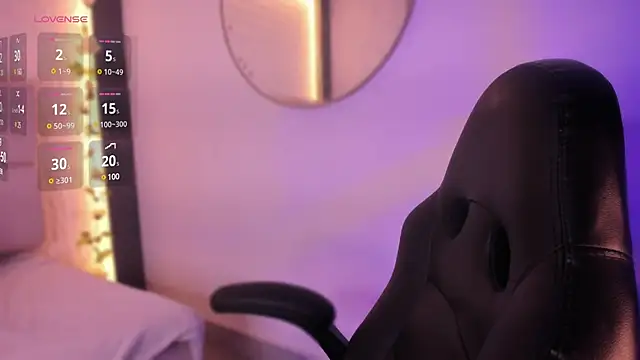 emma woods  online show from December 9, 12:19 pm