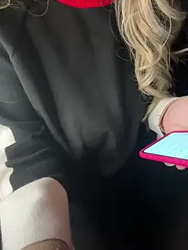 Snapshot of Mayoosh6 chatting on February 9, 9:47 am Mayoosh6 online show from February 9, 9:47 am