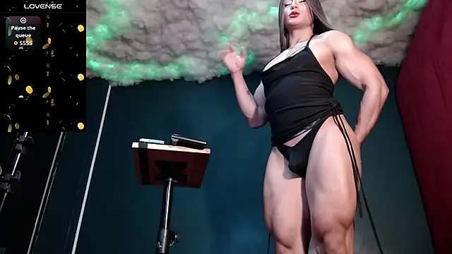 Layla miss online show from November 14, 9:30 am