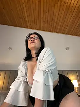 Snapshot of adriana71 chatting on October 10, 4:33 am adriana71 online show from October 10, 4:33 am