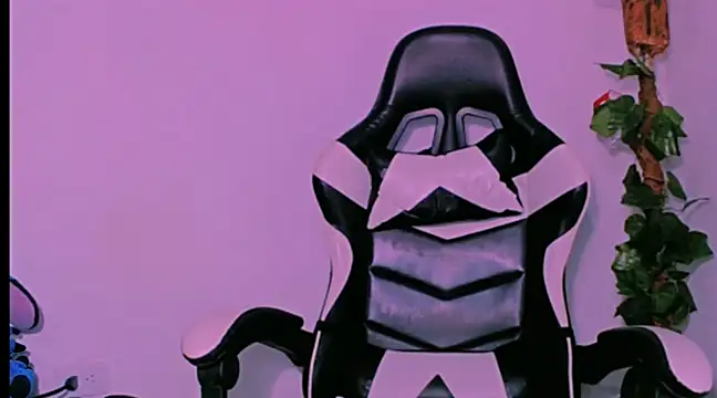 Snapshot of KathieBurning chatting on December 18, 10:02 pm KathieBurning online show from December 18, 10:02 pm