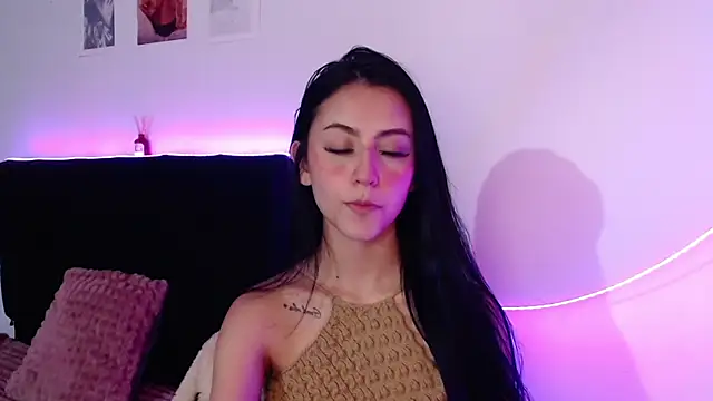 Snapshot of Coralinnee_ chatting on March 16, 3:47 am Coralinnee  online show from March 16, 3:47 am