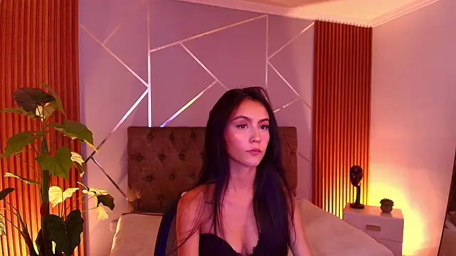 Coralinnee  online show from March 19, 6:28 am