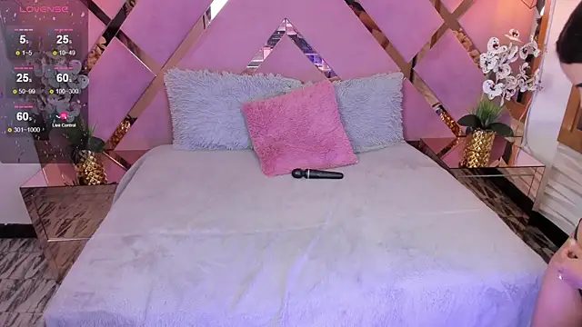 SHANONCLARK online show from February 6, 7:07 pm