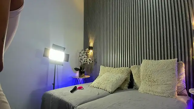 SHANONCLARK online show from October 17, 7:05 pm