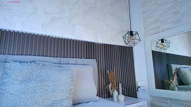 SHANONCLARK online show from April 15, 7:10 pm