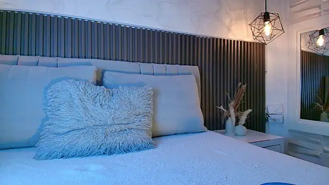 SHANONCLARK online show from April 16, 7:03 pm