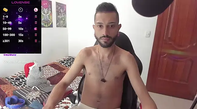 Snapshot of Aron_Baylor chatting on January 18, 9:02 am Aron Baylor online show from January 18, 9:02 am