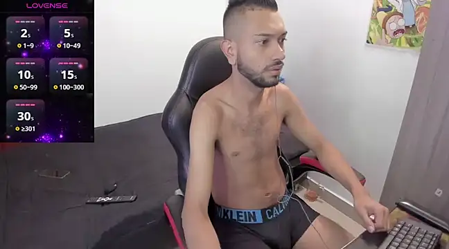 Snapshot of Aron_Baylor chatting on February 24, 8:27 am Aron Baylor online show from February 24, 8:27 am