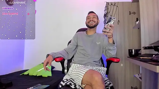 Snapshot of Aron_Baylor chatting on October 14, 11:27 pm Aron Baylor online show from October 14, 11:27 pm