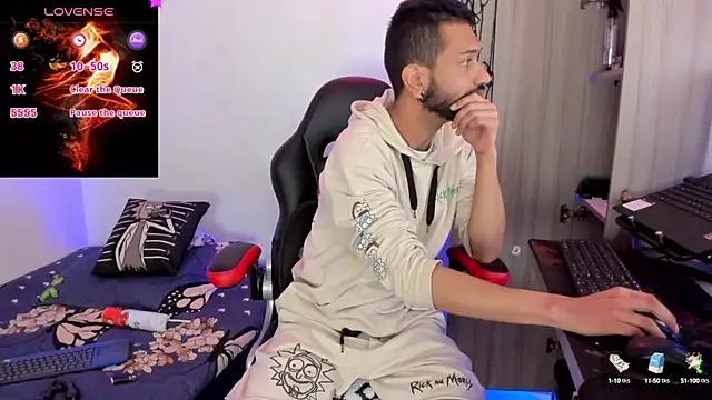 Snapshot of Aron_Baylor chatting on October 23, 7:07 am Aron Baylor online show from October 23, 7:07 am