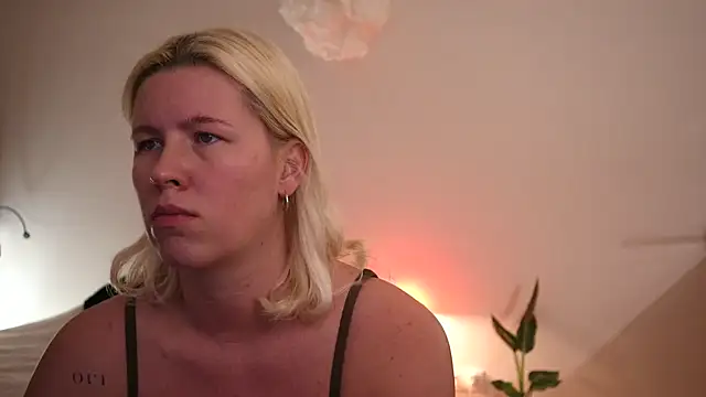 moonamii online show from December 9, 6:14 pm