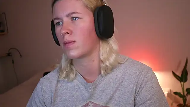 moonamii online show from December 10, 5:33 pm