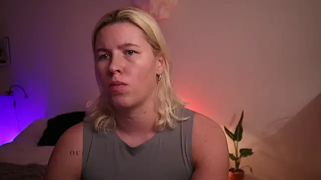 moonamii online show from December 11, 4:20 pm