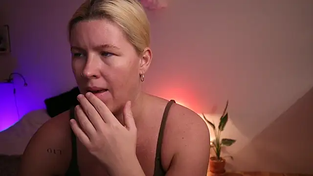 moonamii online show from December 15, 7:42 pm