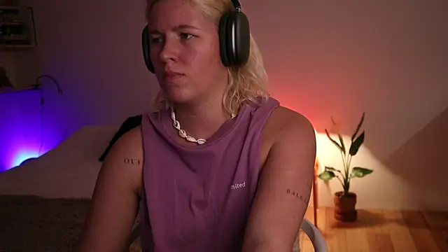 moonamii online show from January 9, 9:26 pm