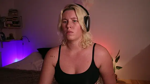 moonamii online show from January 28, 6:49 pm