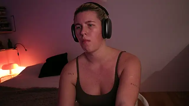 moonamii online show from February 19, 2:44 pm