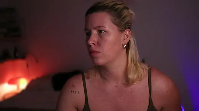 moonamii online show from March 14, 7:01 pm