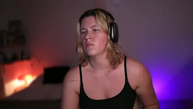 moonamii online show from March 18, 6:04 pm