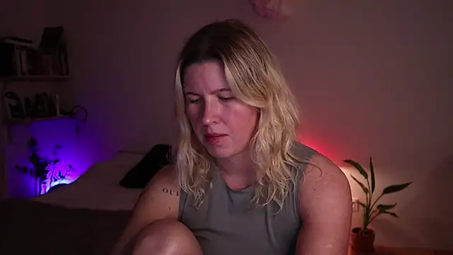 moonamii online show from October 14, 6:20 pm