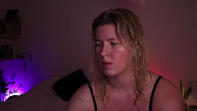 moonamii online show from November 6, 6:09 pm