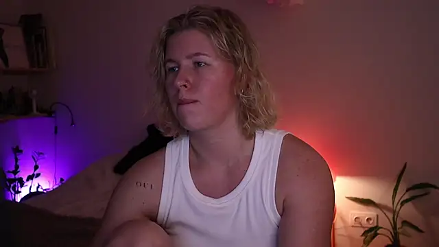 Snapshot of moonamii chatting on December 22, 6:27 pm moonamii online show from December 22, 6:27 pm