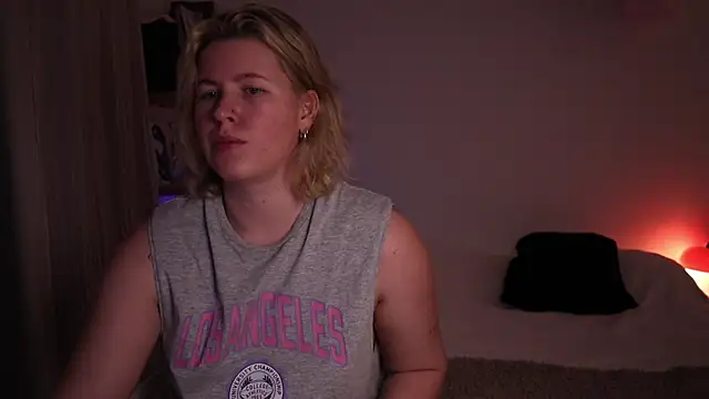 Snapshot of moonamii chatting on January 5, 6:44 pm moonamii online show from January 5, 6:44 pm