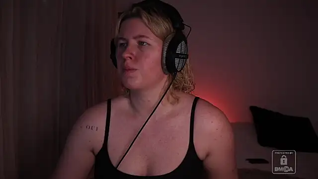 Snapshot of moonamii chatting on January 9, 7:04 pm moonamii online show from January 9, 7:04 pm