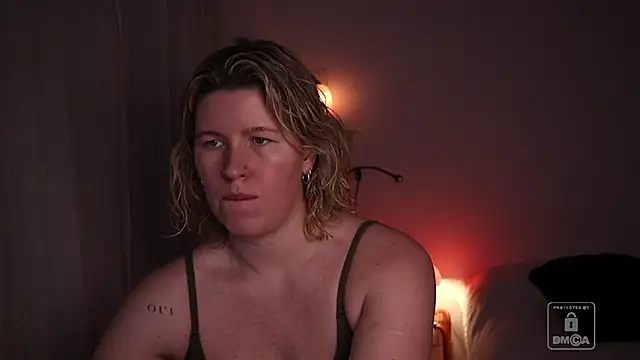 Snapshot of moonamii chatting on February 5, 5:39 pm moonamii online show from February 5, 5:39 pm