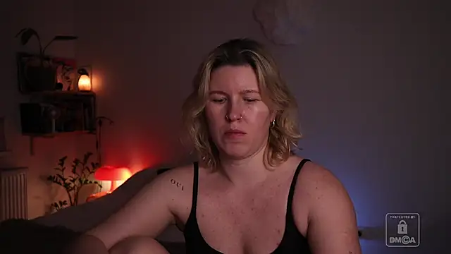 Snapshot of moonamii chatting on February 24, 6:06 pm moonamii online show from February 24, 6:06 pm