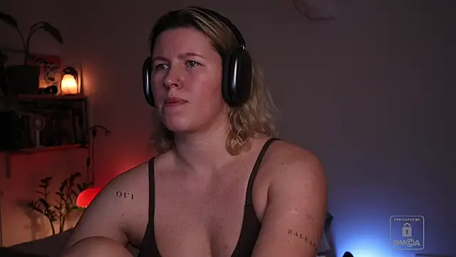 Snapshot of moonamii chatting on March 4, 6:25 pm moonamii online show from March 4, 6:25 pm