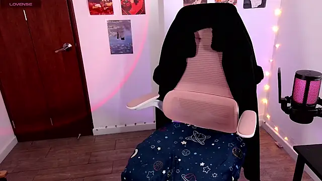 Ellie Jhonson   online show from May 5, 3:25 am