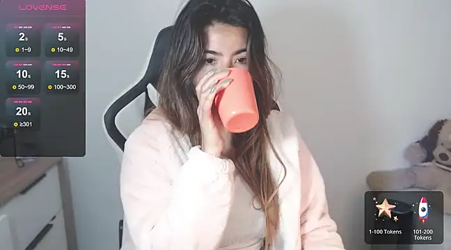 Snapshot of alice_middlee chatting on January 27, 7:35 pm alice middlee online show from January 27, 7:35 pm