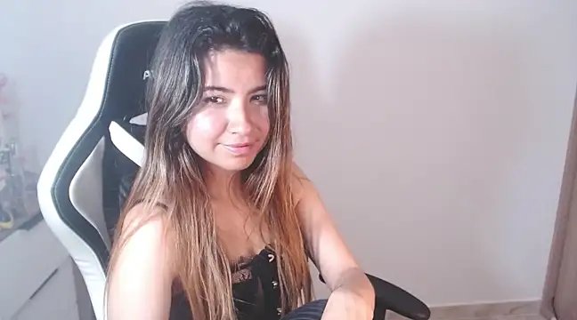 Snapshot of alice_middlee chatting on February 6, 9:38 pm alice middlee online show from February 6, 9:38 pm