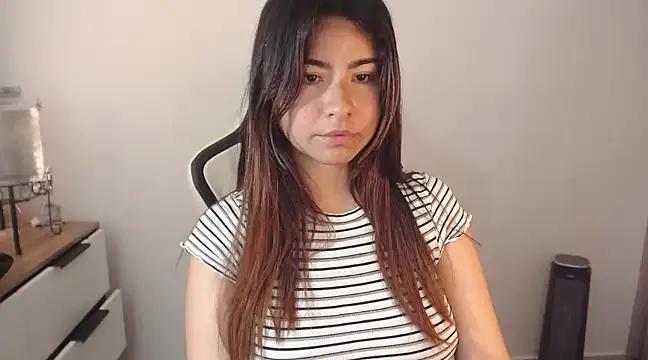 Snapshot of alice_middlee chatting on February 18, 7:09 pm alice middlee online show from February 18, 7:09 pm